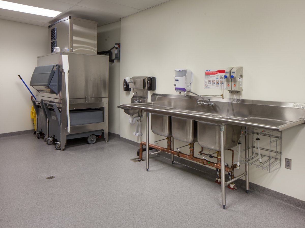 Commercial kitchen with a joint-free resinous floor