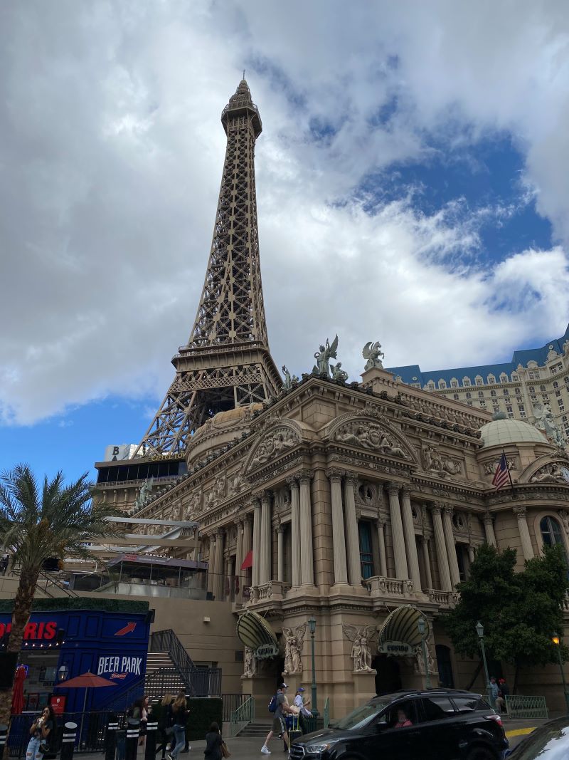 las vegas eiffel tower vs paris